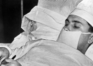 Хирург Леонид Рогозов успешно выполнил на себе операцию аппендэктомии