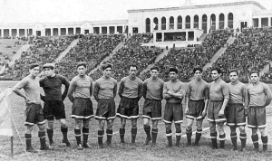 на стадионе «Динамо», в осаждённом Ленинграде, прошёл футбольный матч