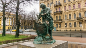 В Петербурге открыт памятник Петру I на Адмиралтейской набережной (скульптор Л. А. Бернштам), известный как Царь-плотник