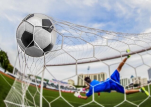 Впервые на футбольных воротах использована сетка