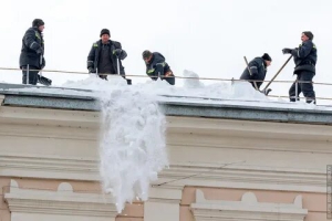 День освобождения сугроба с крыши